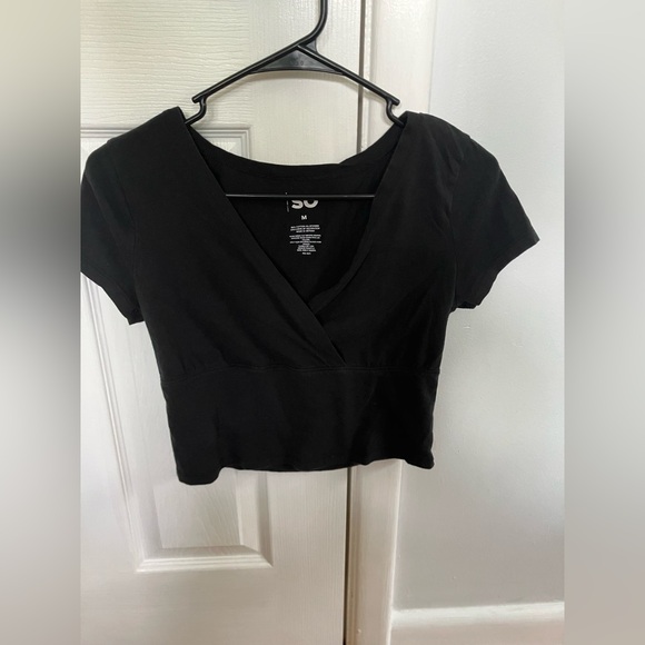 SO Classic Black V-Neck Crop Tee M - Picture 1 of 3